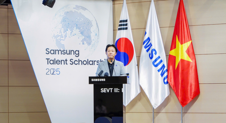 Ông Kim Iee Soo, Tổng Giám đốc Samsung Điện tử Việt Nam đánh giá cao những kết quả học tập của các em học sinh được nhận học bổng tài năng samsung.