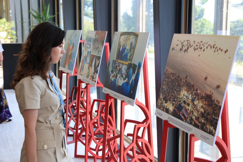 Du khách tham quan tại triển lãm.
