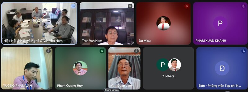 Các đại biểu tham gia hội nghị trực tuyến.