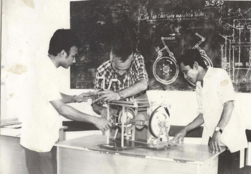 Chuyên gia Liên Xô (cũ) chuyên giao kỹ thuật cho giáo viên Việt Nam.