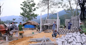 Cán bộ UBND xã Đạo Viện, tỉnh Tuyên Quang hỗ trợ ngày công xóa nhà tạm cho gia đình anh Triệu Văn Hải, thôn 4, xã Đạo Viện