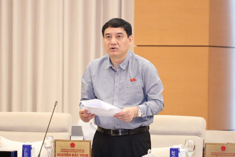 Chủ nhiệm Ủy ban Văn hóa và Xã hội của Quốc hội Nguyễn Đắc Vinh báo cáo thẩm tra sơ bộ Dự án Luật.