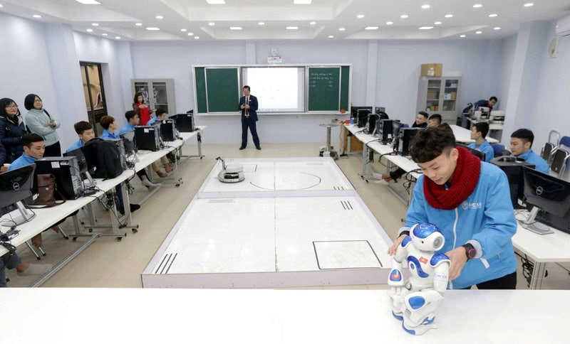 Phát triển nguồn nhân lực chất lượng cao chỉ có thể bền vững khi gắn liền với đổi mới mạnh mẽ từ thể chế đến thực tiễn triển khai. (Sinh viên thực hành robot tại Trường Cao đẳng Cơ điện Hà Nội _Ảnh: TTXVN)