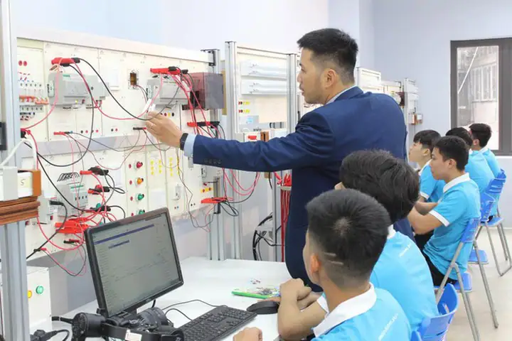 Hoạt động giảng dạy lồng ghép chương trình đào tạo có các môn học liên quan tới kỹ năng số.