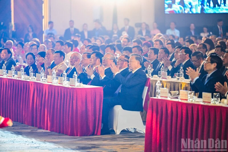 Các đồng chí lãnh đạo Đảng và Nhà nước dự Lễ khai mạc Triển lãm thành tựu đất nước. (Ảnh: THÀNH ĐẠT)