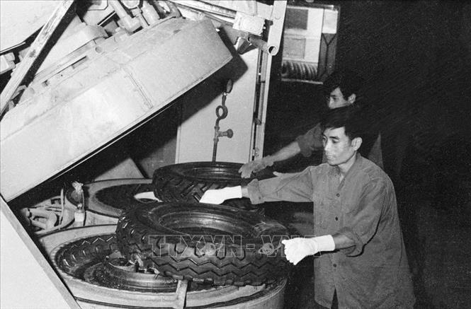 sản xuất lốp ô tô tại nhà máy cao si Sao Vàng năm 1977 (Ảnh TTXVN)