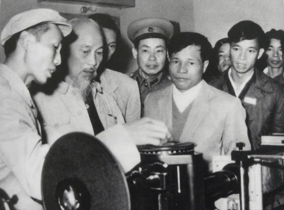 Bác Hồ với cán bộ, công nhân Xưởng Cơ khí, Nhà máy Gang thép Thái Nguyên, tháng 1 - 1964. (ảnh tư liệu)