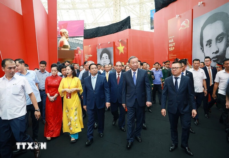 Tổng Bí thư Tô Lâm và Thủ tướng Phạm Minh Chính cùng các đồng chí lãnh đạo, nguyên lãnh đạo Đảng, Nhà nước tham quan Triển lãm "80 năm Hành trình Độc lập - Tự do - Hạnh phúc" - (Ảnh: TTXVN)