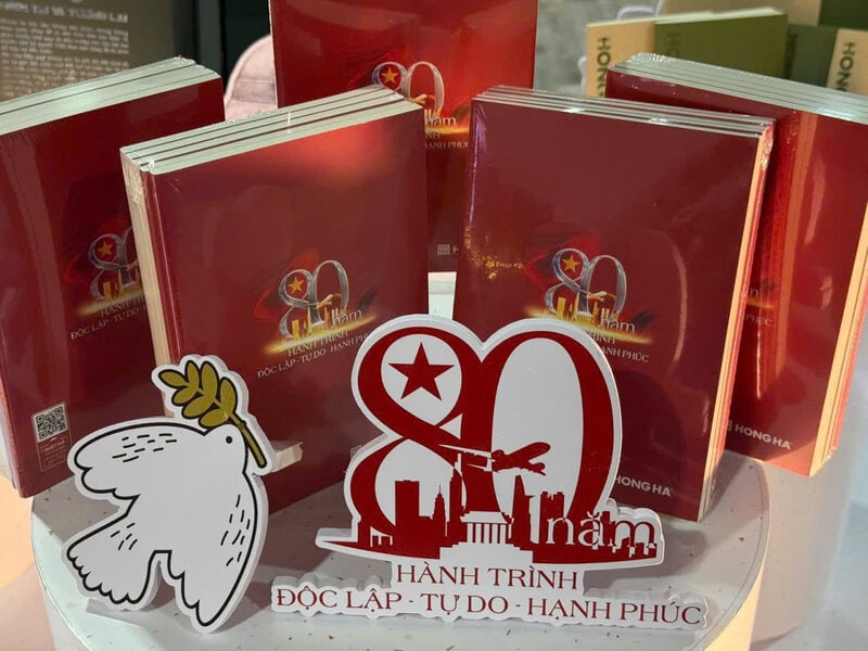 Sức sáng tạo lớn nhất cũng luôn là sức sáng tạo của Nhân dân. Sức sống mạnh mẽ nhất cũng luôn là sức sống của Nhân dân.