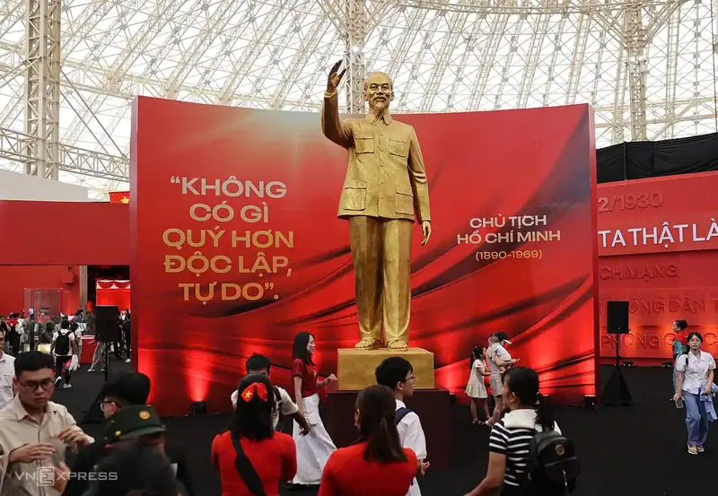 Bức tượng Chủ tịch Hồ Chí Minh được đặt trang trọng giữa gian triển lãm. Ảnh: Quỳnh Trần