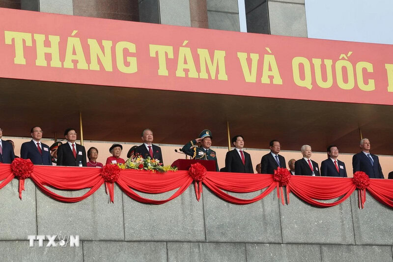Các đồng chí lãnh đạo, nguyên lãnh đạo Đảng, Nhà nước thực hiện nghi lễ chào cờ.