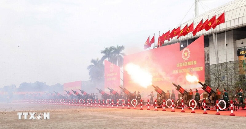 21 phát đại bác khai hỏa, mở màn Lễ kỷ niệm diễu binh, diễu hành.