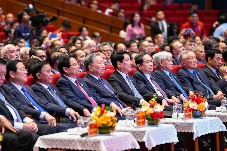 Tổng Bí thư Tô Lâm; Chủ tịch nước Lương Cường; Thủ tướng Chính phủ Phạm Minh Chính; Chủ tịch Quốc hội Trần Thanh Mẫn cùng các đồng chí lãnh đạo Đảng, Nhà nước dự lễ khai giảng năm học 2025-2026 và kỷ niệm 80 năm truyền thống ngành Giáo dục.