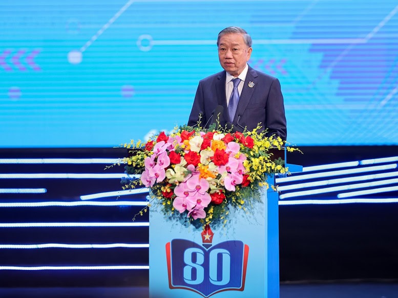 Phát biểu tại buổi lễ, Tổng Bí thư Tô Lâm khẳng định: Giáo dục và đào tạo là quốc sách hàng đầu, là động lực quan trọng để phát triển đất nước trong giai đoạn mới...