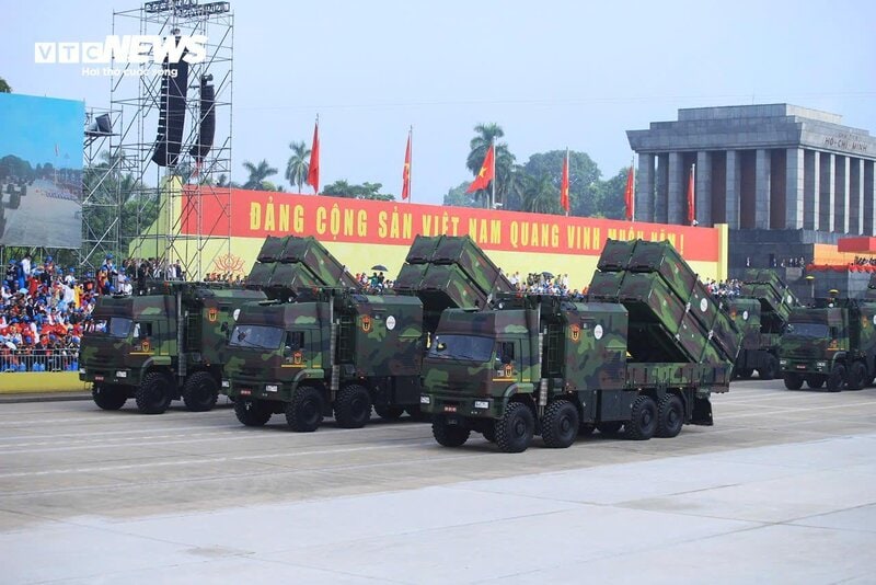 Các lực lượng lần lượt tiến vào lễ đài.....