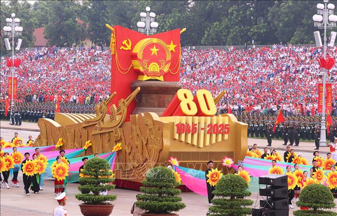 Xe mô hình Quốc huy nước Cộng hòa xã hội chủ nghĩa Việt Nam đi đầu khối diễu binh, diễu hành. Ảnh: TTXVN