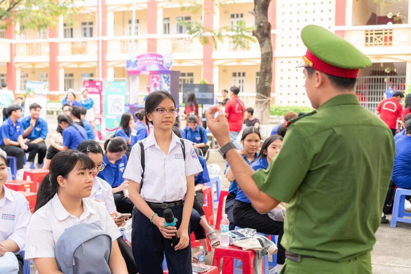 Để không trở thành nạn nhân của "bắt cóc online", mỗi người, đặc biệt là giới trẻ cần bình tĩnh, kiểm chứng, liên lạc với người thân, không bao giờ chuyển tiền theo yêu cầu qua mạng.