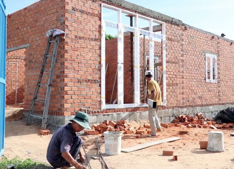 Thi công xây dựng nhà cho hộ nghèo ở thôn Vụ Bổn, xã Cầu Khởi, tỉnh Tây Ninh (ảnh: Công Thử)