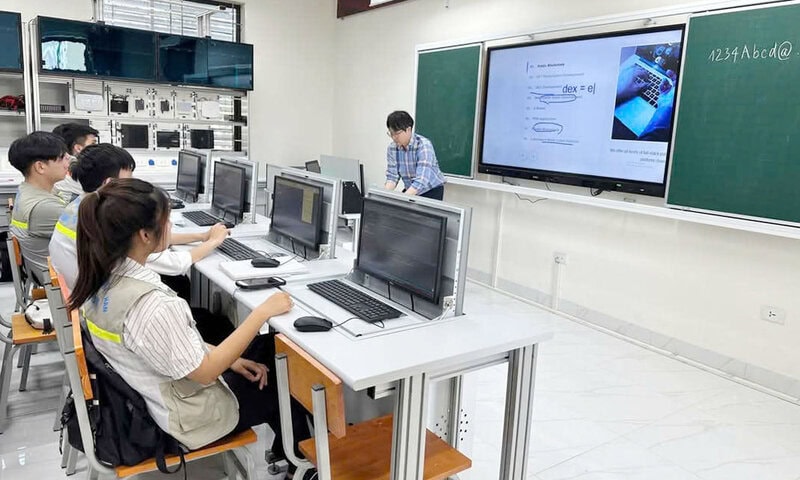 Một buổi học của sinh viên VKTech với chuyên gia nước ngoài trên thiết bị công nghệ số, đòi hỏi năng lực tiếng Anh chuyên ngành chuyên sâu 