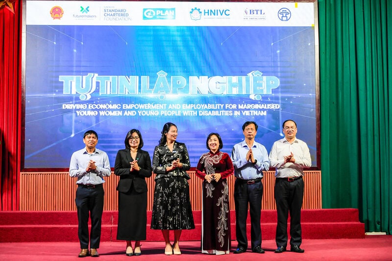 Dự án " Tự tin lập nghiệp" có sự chung tay của đơn vị tài trợ Ngân hàng Standard Chartered Việt Nam, Tổ chức Plan International, trường CĐN Công nghiệp Hà Nội và hơn 80 doanh nghiệp đặt hàng đào tạo. Ảnh: HNIVC