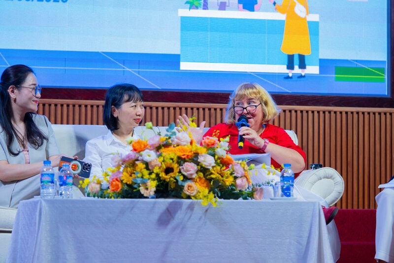 Bà Debroey Karin ( áo đỏ) - Diễn giả về bình đẳng giới chia sẻ tại chương trình " Dự án Tự tin Lập nghiệp". Ảnh: HNIVC