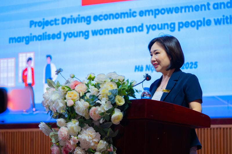 Bà Phạm Thị Hường, Hiệu trưởng CĐN Công nghiệp Hà Nội lan tỏa thông điệp thúc đẩy bình đẳng giới, khuyến khích nữ giới tham gia học nghề tại Dự án. Ảnh: HNIVC