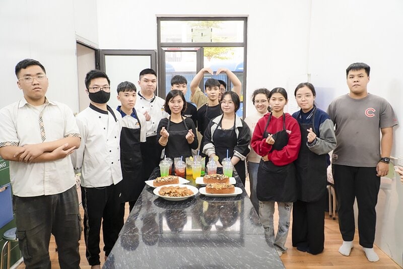 Lớp làm bánh và pha chế đồ uống dành cho các học viên Dự án " Tự tin lập nghiệp" tại CĐN Công nghiệp Hà Nội. Ảnh: HINVC