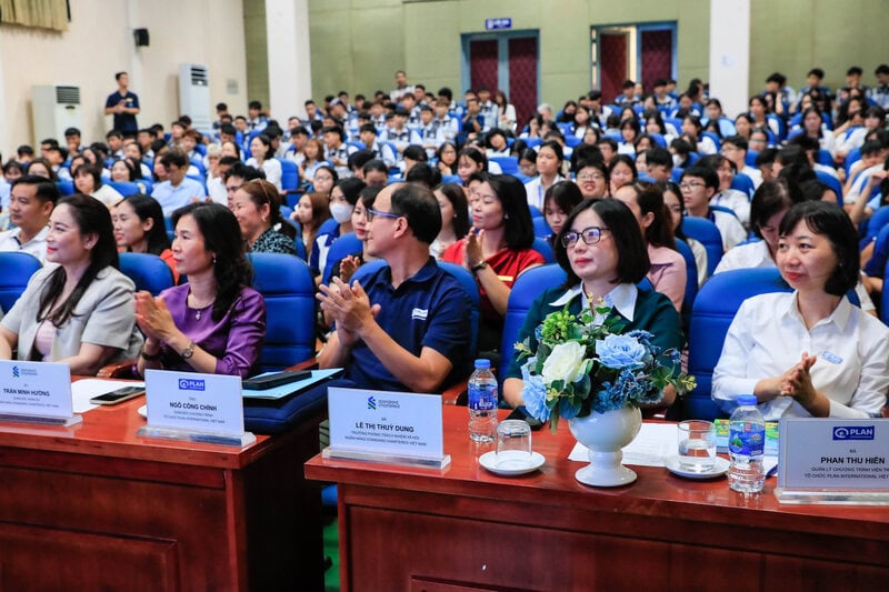 Bà Lê Thị Thùy Dung ( thứ hai bìa phải), Trưởng phòng Trách nhiệm và Xã hội, Ngân hàng Standard Chartered Việt Nam, đại diện nhà tài trợ tại sự kiện. Ảnh: HNIVC