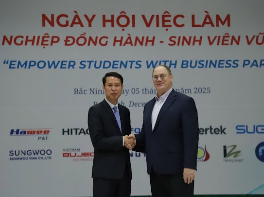 Ông Richard Bernhard, Trưởng đại diện Kenan Foundation Asia và T.S Vũ Quang Khuê, Hiệu trưởng BCi tại sự kiện 