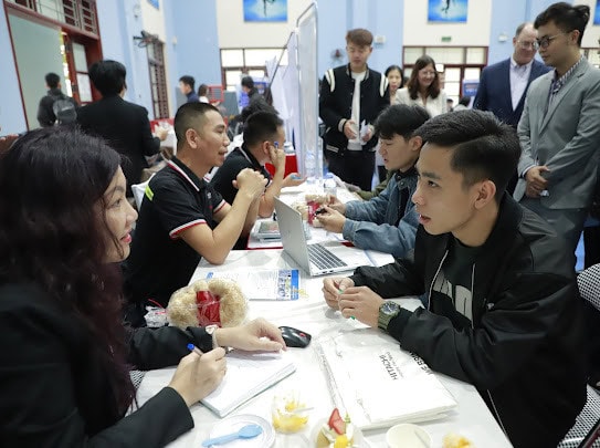 Sinh viên hào hứng tìm hiểu các vị trí việc làm tại các doanh nghiệp tại Ngày hội việc làm. 
