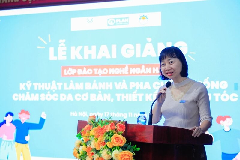 Bà Phan Thu Hiền, quản lý chương trình viện trợ, đại diện tổ chức Plan tới động viên các học viên trong ngày khai giảng. Ảnh: HNIVC