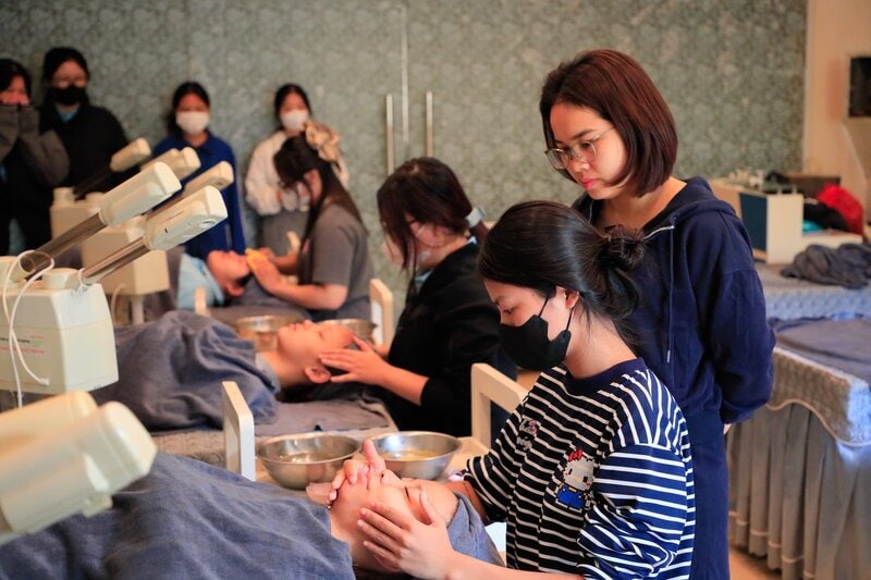 Học viên nữ học nghề Chăm sóc sắc đẹp tại HNIVC. Ảnh: HNIVC