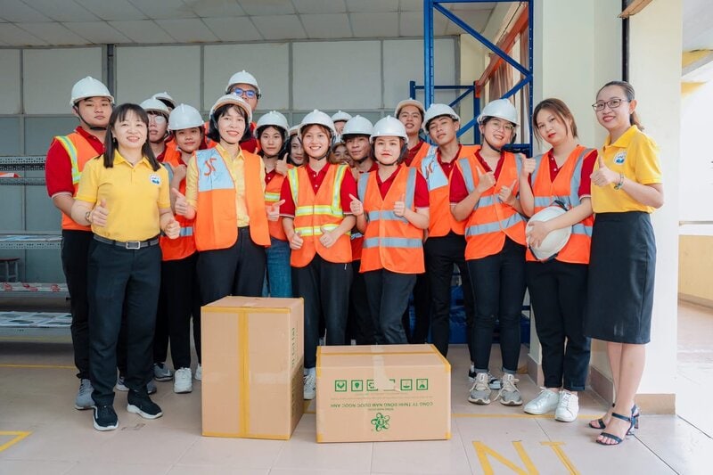 Thông qua sự kết nối của VAVET & SOW, sinh viên 5 cơ sở GDNN được thụ hưởng từ Dự án " Thúc đẩy sự tham gia của logistics trong GDNN" thuộc chương trình Aus4Skill của Chính phủ Australia. 