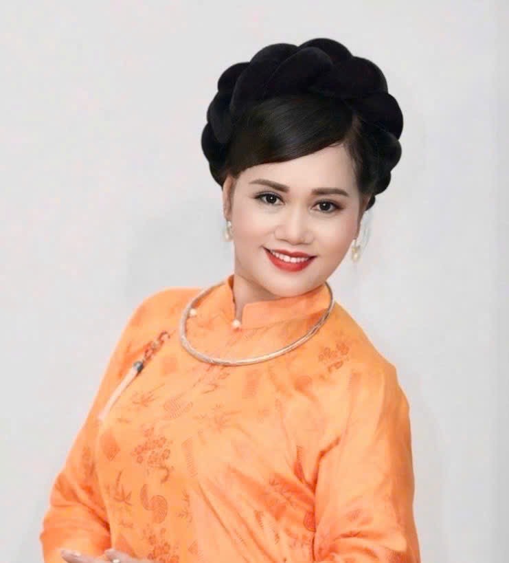 Nghệ nhân Trần Xuân Thu, Chủ nhiệm CLB Hát văn và Hát Chầu văn Hà Nội, Trung tâm văn hóa thư viện Hà Nội.