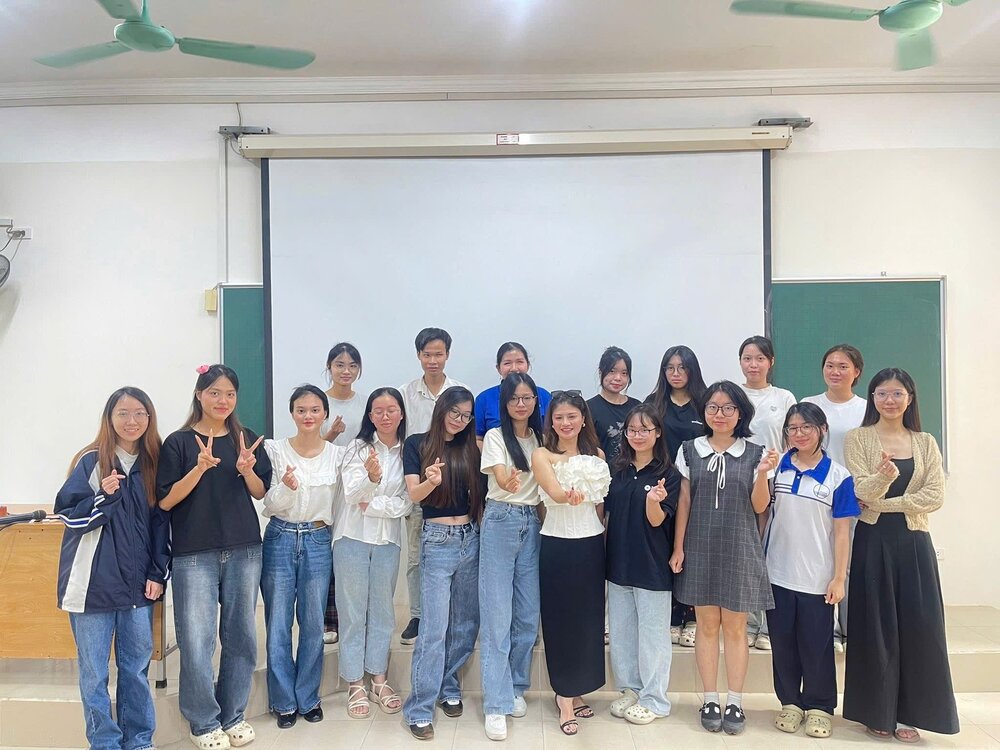 Nhóm sinh viên tổ chức sự kiện R3VIVE