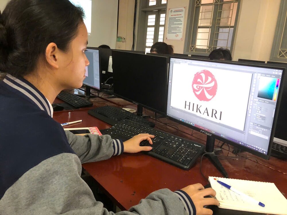 Học viên Nguyễn Thị Nga tập trung, sáng tạo với phần chỉnh sửa thiết kế logo thương hiệu