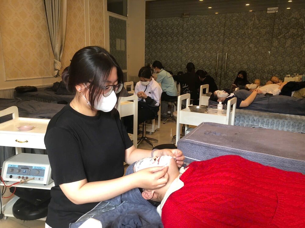 Học viên Phạm Gia Linh chọn học nghề làm đẹp để giúp đỡ thêm công việc của mẹ và tự chủ trong cuộc sống.