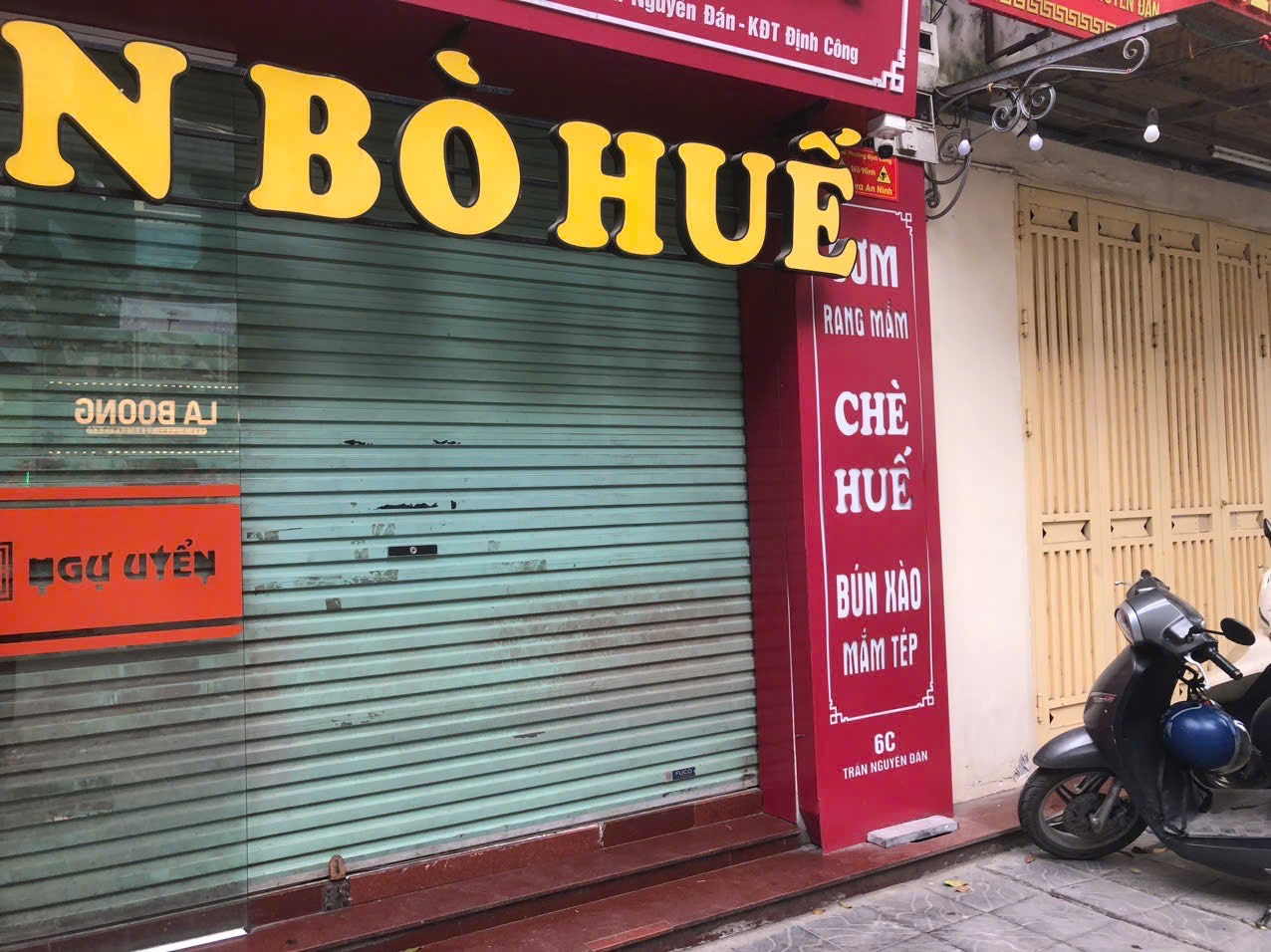 Nhiều hộ kinh doanh đóng cửa, tiểu thương bày hàng vỉa hè cách chợ 500 m