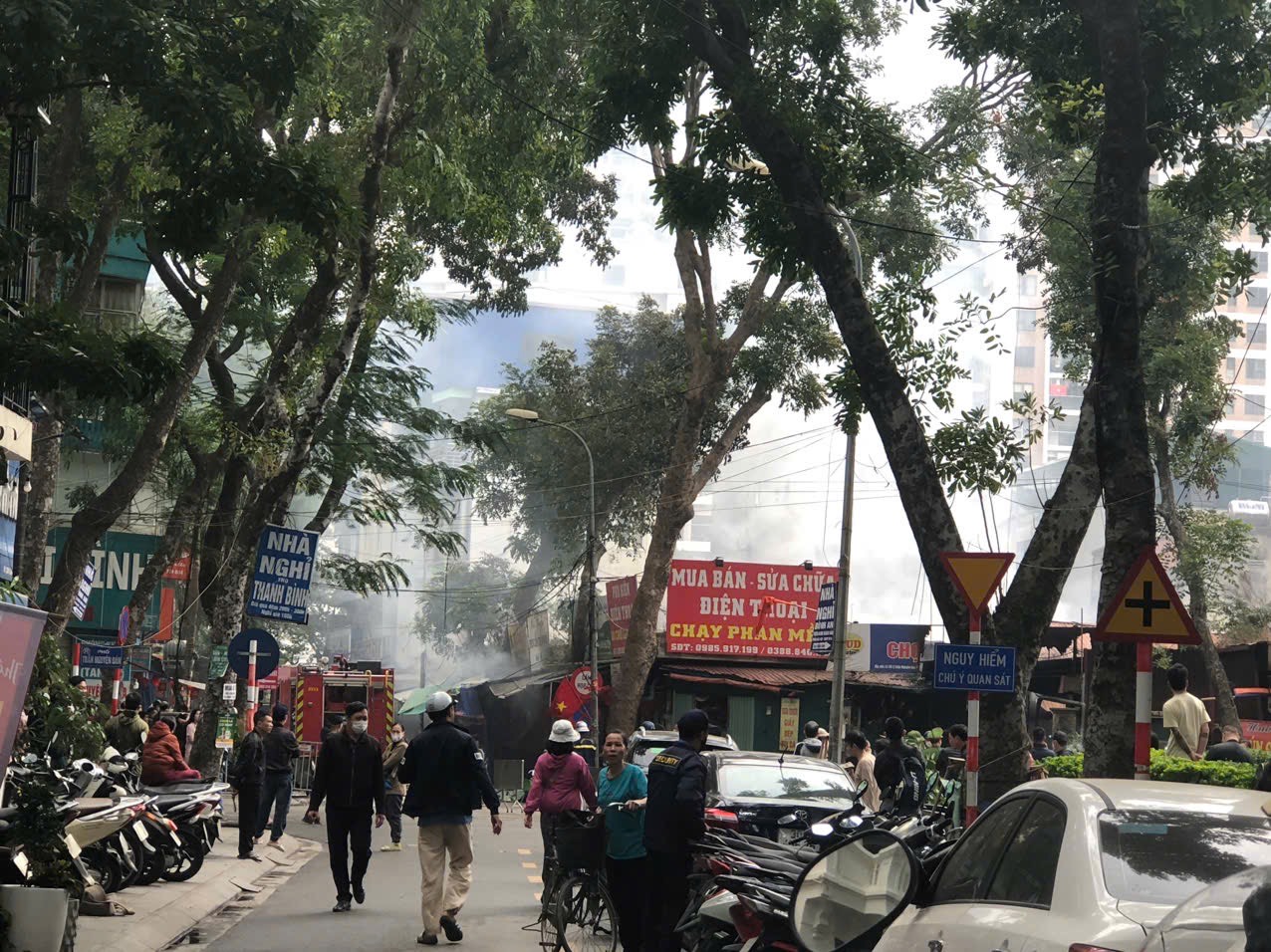 Khói và mùi khét lan tỏa trên diện rộng 