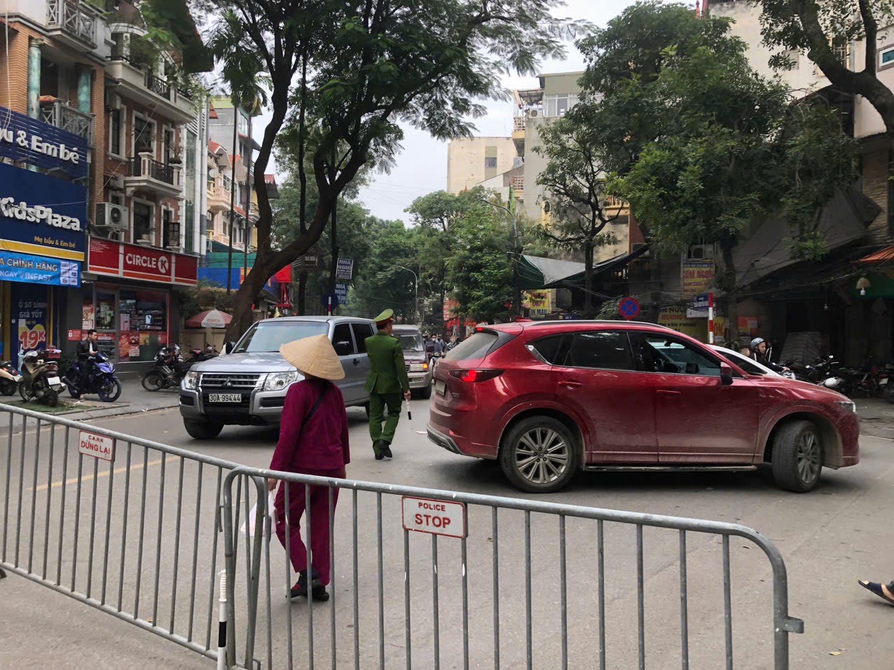 Cảnh sát phân luồng giao thông đảm bảo an toàn cho người tham gia giao thông quanh khu vực vụ hỏa hoạn 