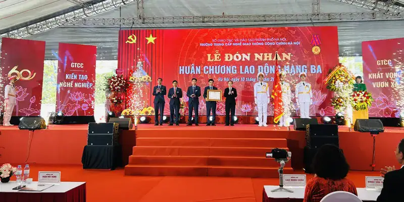 Trường Trung cấp nghề Giao thông Công chính Hà Nội vinh dự được đón nhận Huân chương Lao động hạng Ba