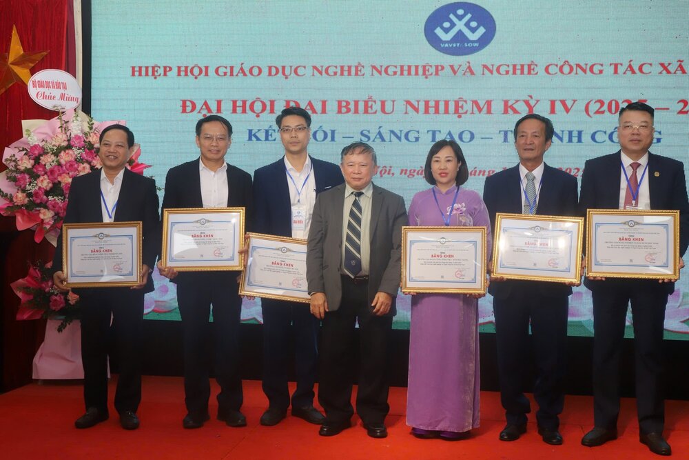 Tân Chủ tịch, GS.TSKH Bùi Văn Ga trao tặng Bằng khen cho các hội viên có nhiều đóng góp cho sự phát triển của Hiệp hội trong nhiệm kỳ III