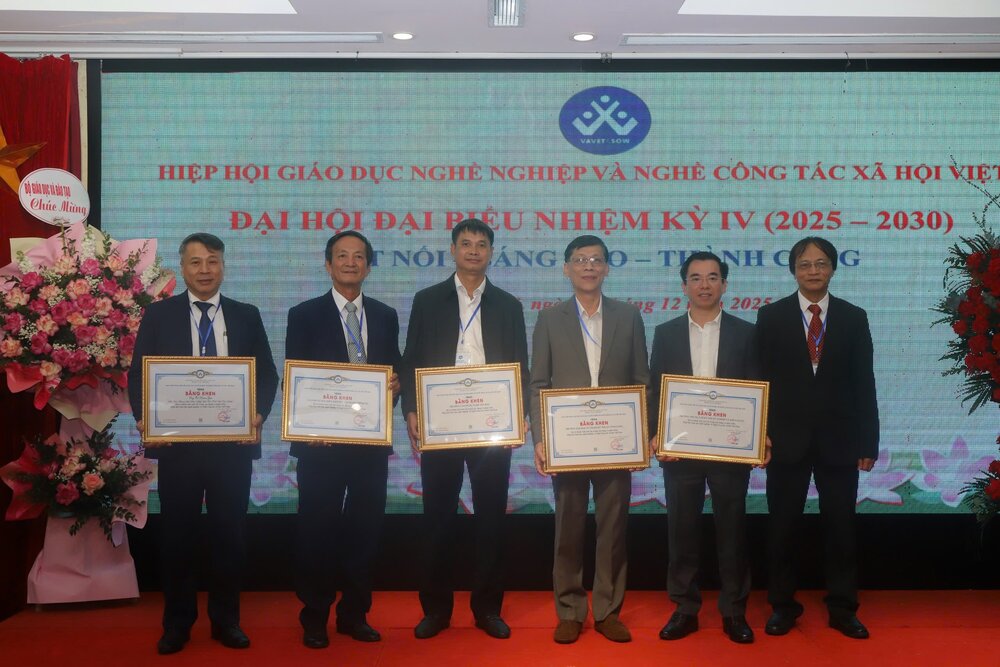 PGS.TS Mạc Văn Tiến, Phó Chủ tịch Hiệp hội trao tặng Bằng khen cho cá thành viên có đóng góp cho Hiệp hội. 