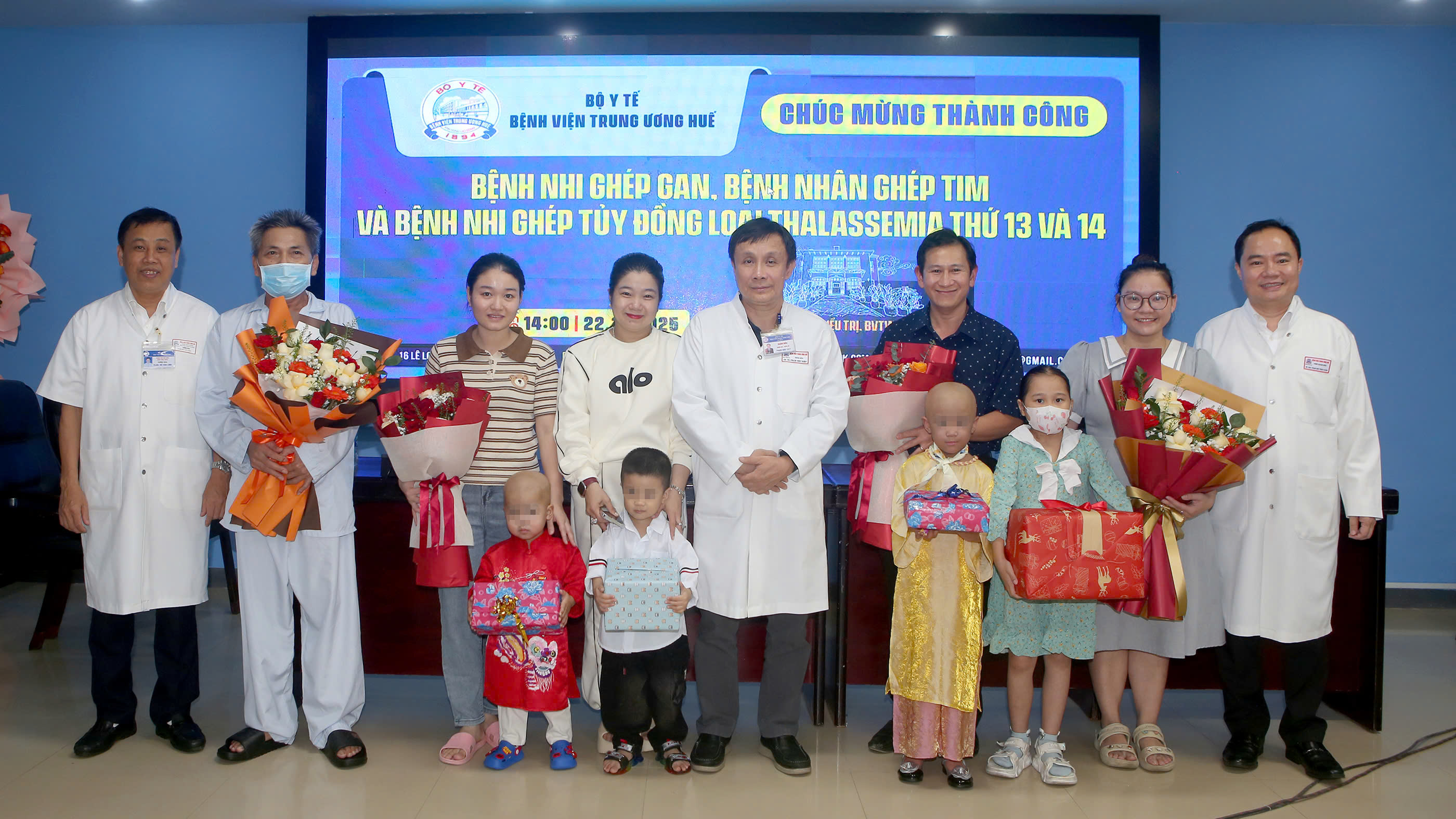 Các bác sĩ và ê kíp phẫu thuật chúc mừng các bệnh nhi và gia đình sau hành trình gian nan tìm lại cơ hội sống. Ảnh: Bệnh viện Trung ương Huế. 