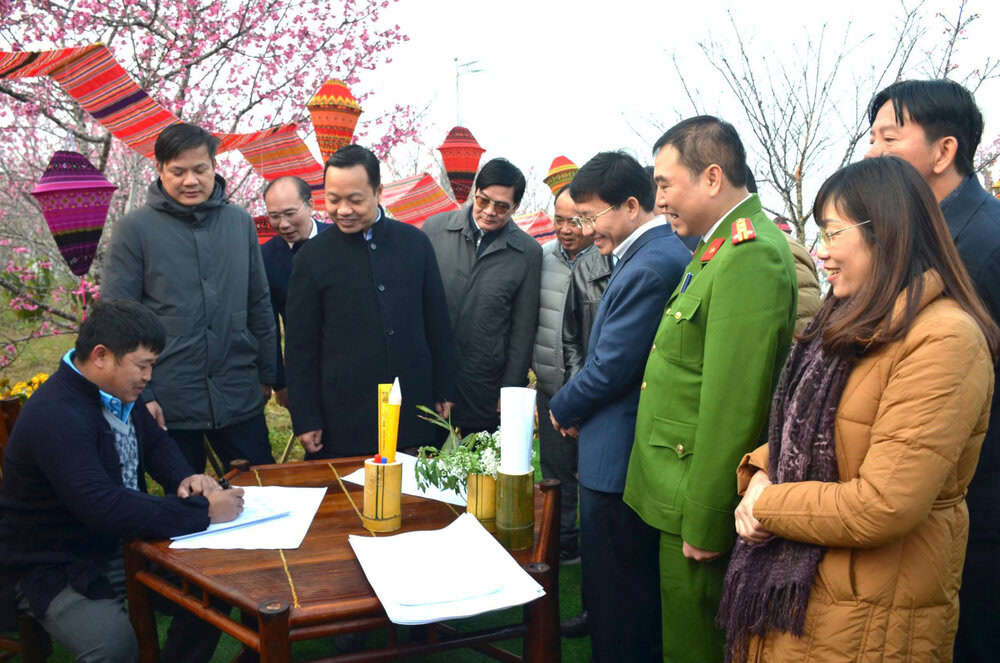 Bí thư Tỉnh ủy Trần Tiến Dũng tham quan gian trưng bày tại Lễ hội Hoa anh đào - xã Mường Phăng năm 2026.