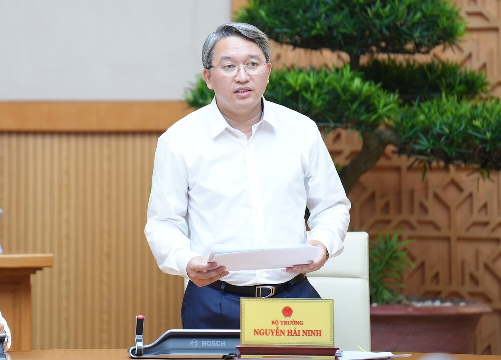 Bộ trưởng Nguyễn Hải Ninh phát biểu tại phiên họp. Ảnh P.Mai