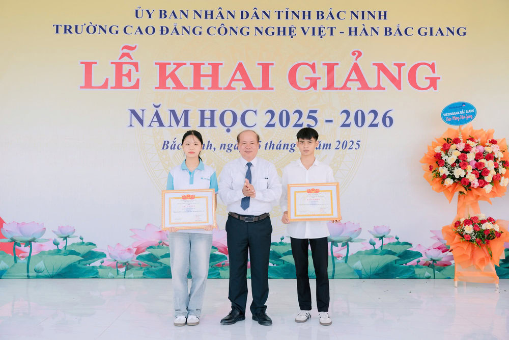 Ông Nguyễn Công Thông, Hiệu trưởng trường Cao đẳng Việt- Hàn Bắc Giang trao bằng khen cho học sinh 9+ đạt thành tích xuất sắc trong học tập. Ảnh: VKTech.