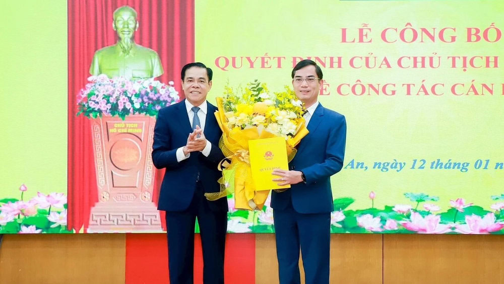 Lãnh đạo tỉnh Nghệ An trao quyết định cho ông Nguyễn Văn Khoa Ảnh Báo Nghệ An