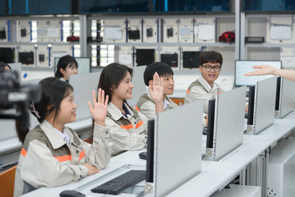 Học sinh 9+ trường CĐ Công nghệ Việt- Hàn Bắc Giang có nhiều lợi thế học tập về văn hóa và học nghề.