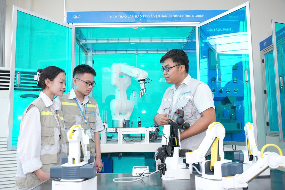 Học sinh trường CĐ Công nghệ Việt- Hàn Bắc Giang được học nghề trên thiết bị công nghệ hiện đại. Ảnh:VKtech